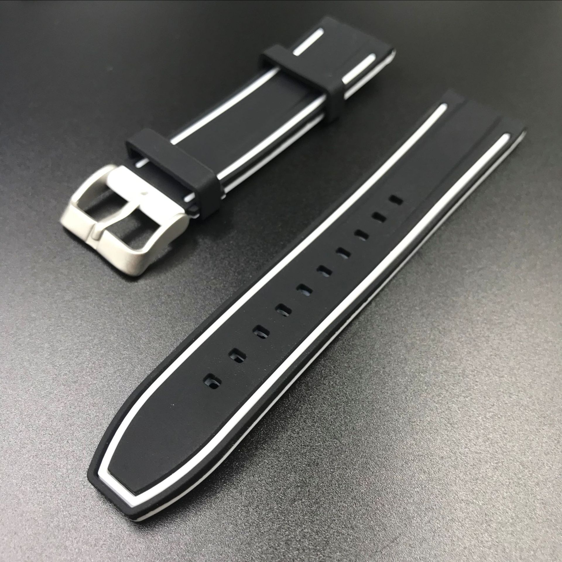 Universal de la correa de silicona transfronteriza interruptor de liberación rápida de dos colores banda de oído adaptador 20 22 24mm de silicona de dos colores Reloj