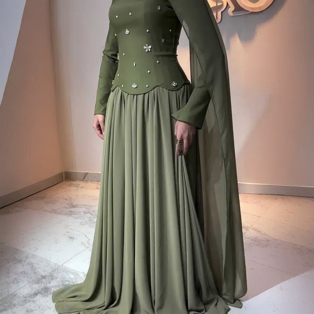 « Robe élégante à manches longues et coupe ajustée ornée de strass pour femme - Robe de soirée moulante extensible avec détails scintillants (Vert, S-XXL) »_voghion.com