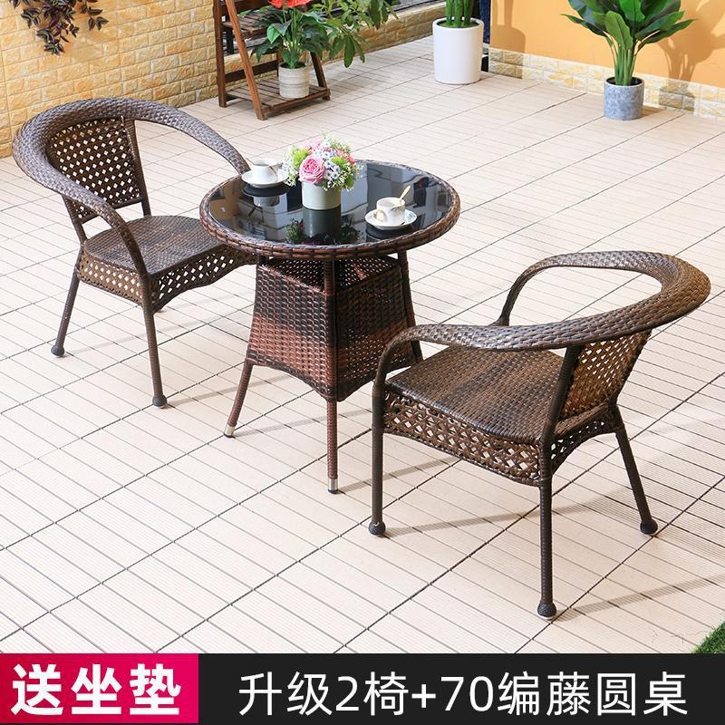 대형 의자 2 개 + 검은 색 유리 원형 테이블 70 개 업그레이드