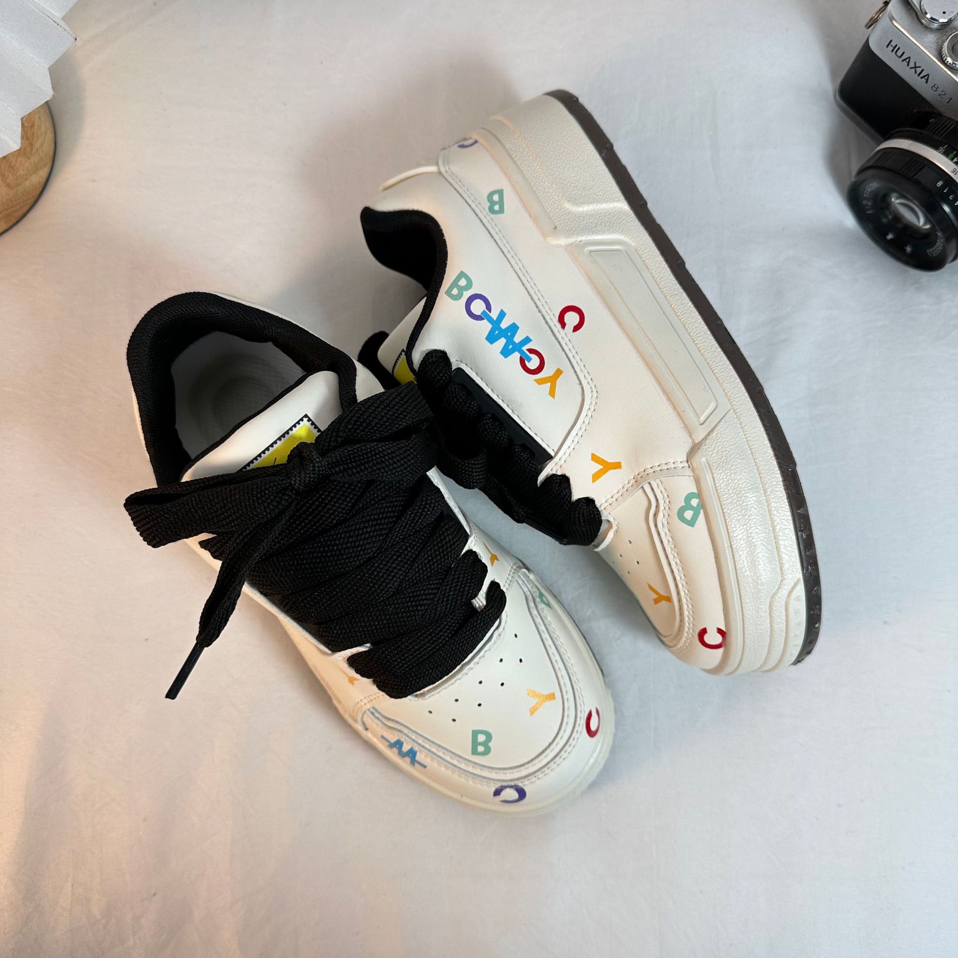 Yuanbo 2025 primavera nuevos zapatos casuales bajos estudiantes de moda universal zapatos de skate coreanos lindos zapatos deportivos