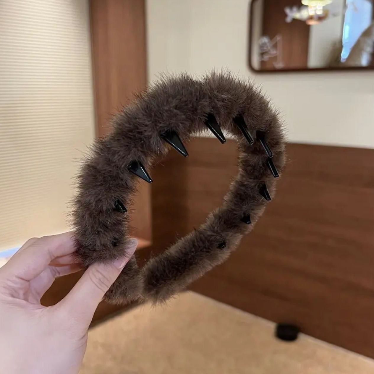 2024 nuevo otoño y invierno engrosado peludo ondulado peludo de textura suelta abrazadera de cabello sensación de alta moda extranjera cabeza