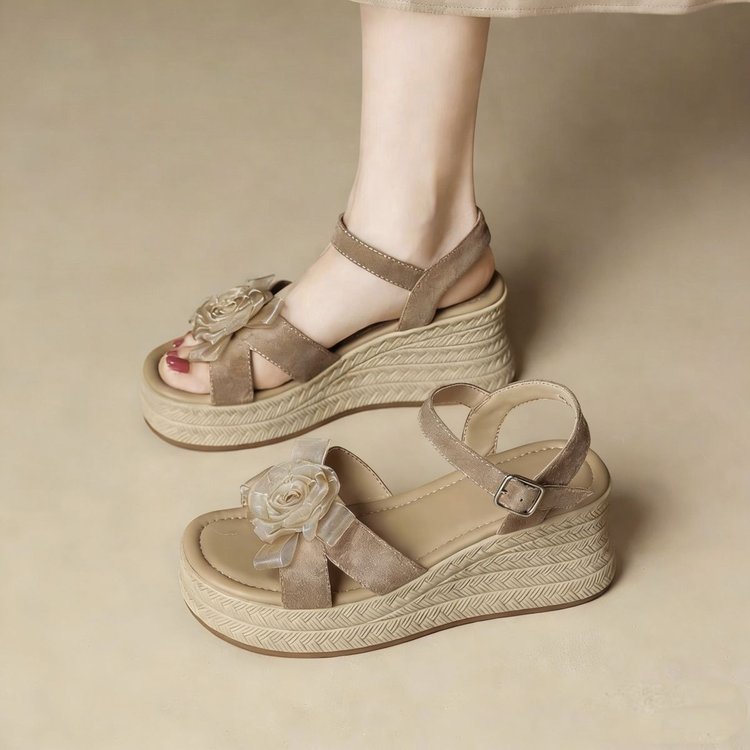 Sandalias de tacón de cama para mujeres 2026 verano nuevas sandalias casuales romanas con falda floral ligera zapatos de madre