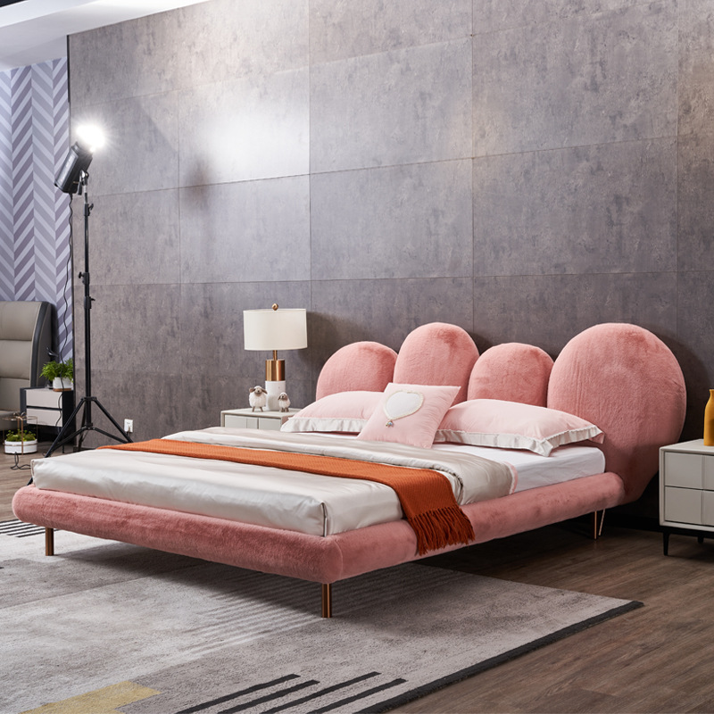 Cama de tela de peluche de polvo, villa de alta gama, cama doble nórdica, madera de haya, minimalista italiana.