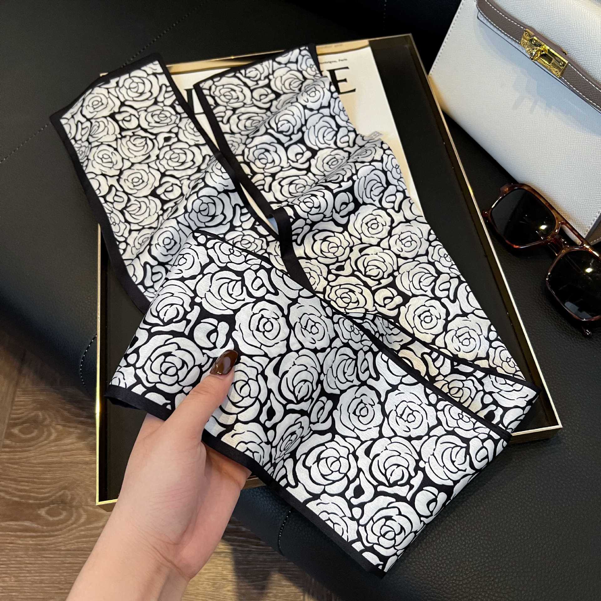 Nueva bufanda de seda pequeña banda larga estrecha para el cabello mujer estilo primavera y otoño moda madre bufanda estilo verano estilo fino serpentina bufanda al por mayor