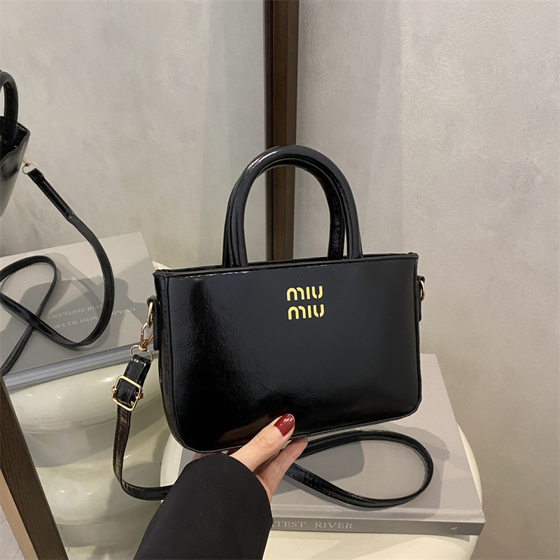 2025 夏のファッショナブルなハンドヘルド小さなバッグ女性の新しいシンプルなハンドヘルドショルダークロスボディバッグファッショナブルなシンプルな小さな正方形|undefined