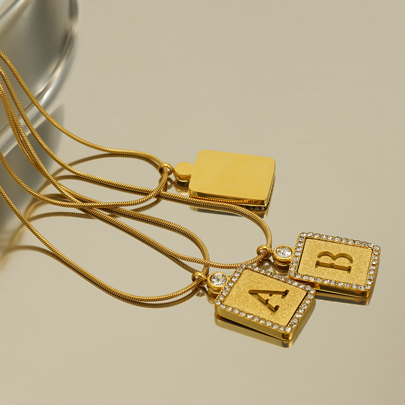 Collana personalizzata con ciondolo a lettera placcata oro donna_voghion.com