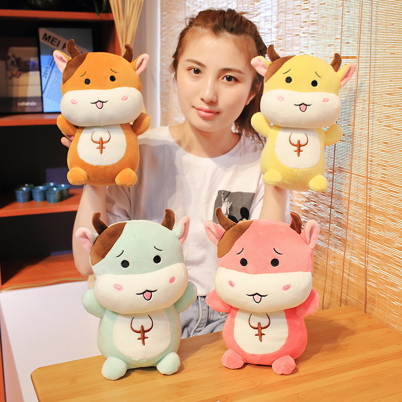 軟體坐款小牛毛絨玩具牛年公仔枕抱生肖牛抓機娃娃地攤貨源批發