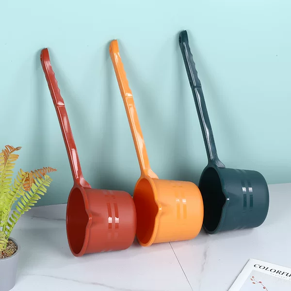 Long handle plastic water scoop toilet children baby shampoo spoon Kitchen home thickened extra long handle water spoon