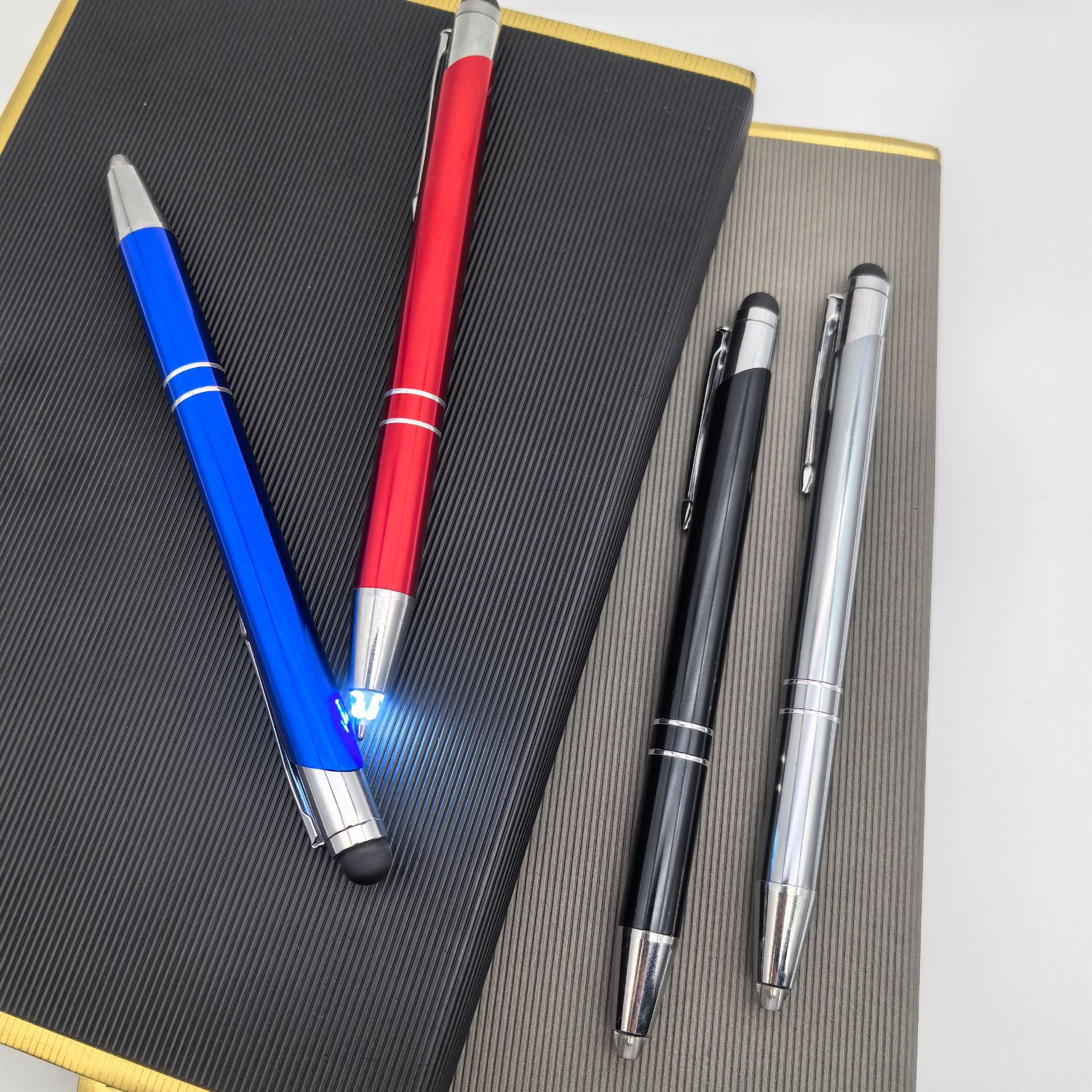 Presione lápiz de punta de lápiz multifuncional lápiz de publicidad de metal lápiz táctil creativo lápiz láser LED lápiz de punta de lápiz