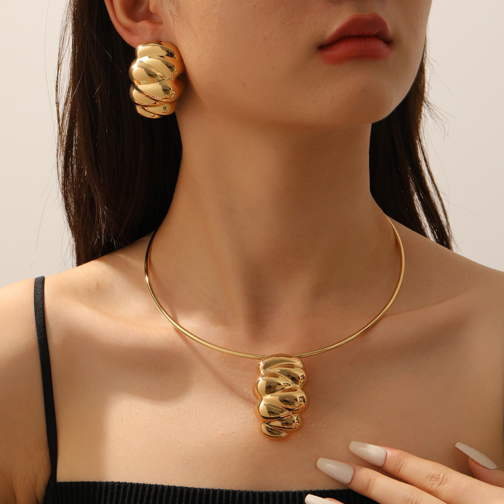 Nueva moda ligera de lujo nicho diseño clavícula de lujo ligero de lujo de alto nivel nicho torcido simple conjunto de auriculares de collar