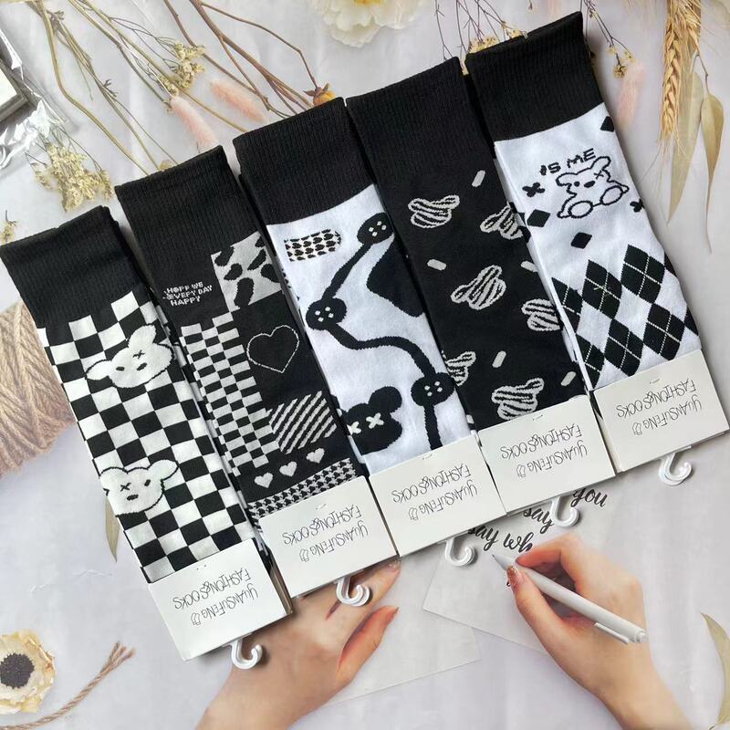 Black and White with Small Fresh Straight Cotton Socks 2022 New Japanese and Korean Autumn and Winter Women's Combed Cotton Mid-waist Socks Wholesale Black and White with Small Fresh Straight Cotton Socks 2022 New Japanese and Korean Autumn and Winter Women's Combed Cotton Mid-waist Socks Wholesale