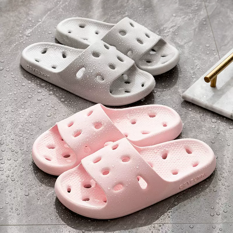 防滑洗澡拖鞋男女夏季家居室内踩屎感漏水家用pvc浴室凉拖鞋批发