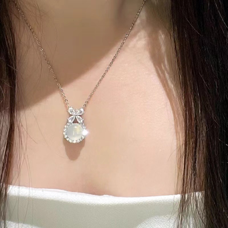 新款蝴蝶结冰透白玉髓吊坠项链女轻奢小众百搭爆款简约颈链锁骨链