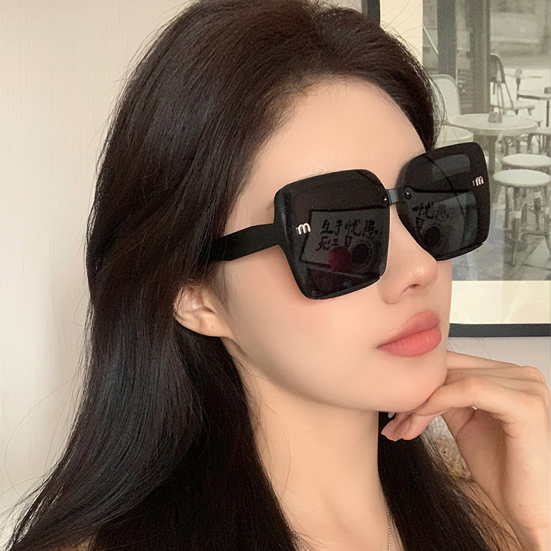 Nuevo estilo coreano retro Letter Box cara lisa gafas de sol pequeñas gafas de sol de lujo ligeras de gama alta de moda
