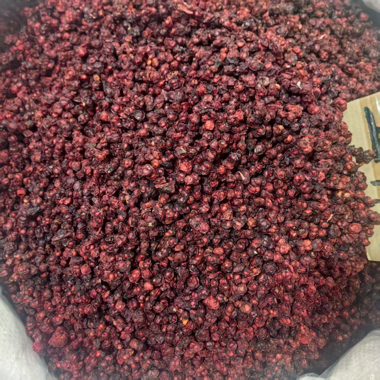 Dried Schisandra Berries Wu Wei Zi Whole Fruit 500g Sun Dried Northeast China Herb for Tea and Decoction quality and texture