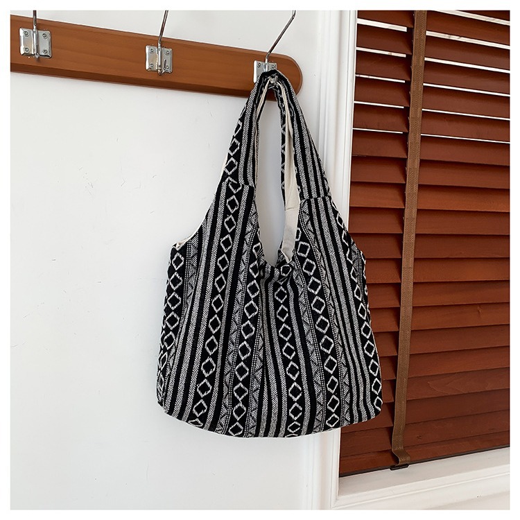 Estilo chino artístico de moda simple bolsa de mujer 2024 invierno nuevo estilo occidental todo partido hombro axila bolsa abierta