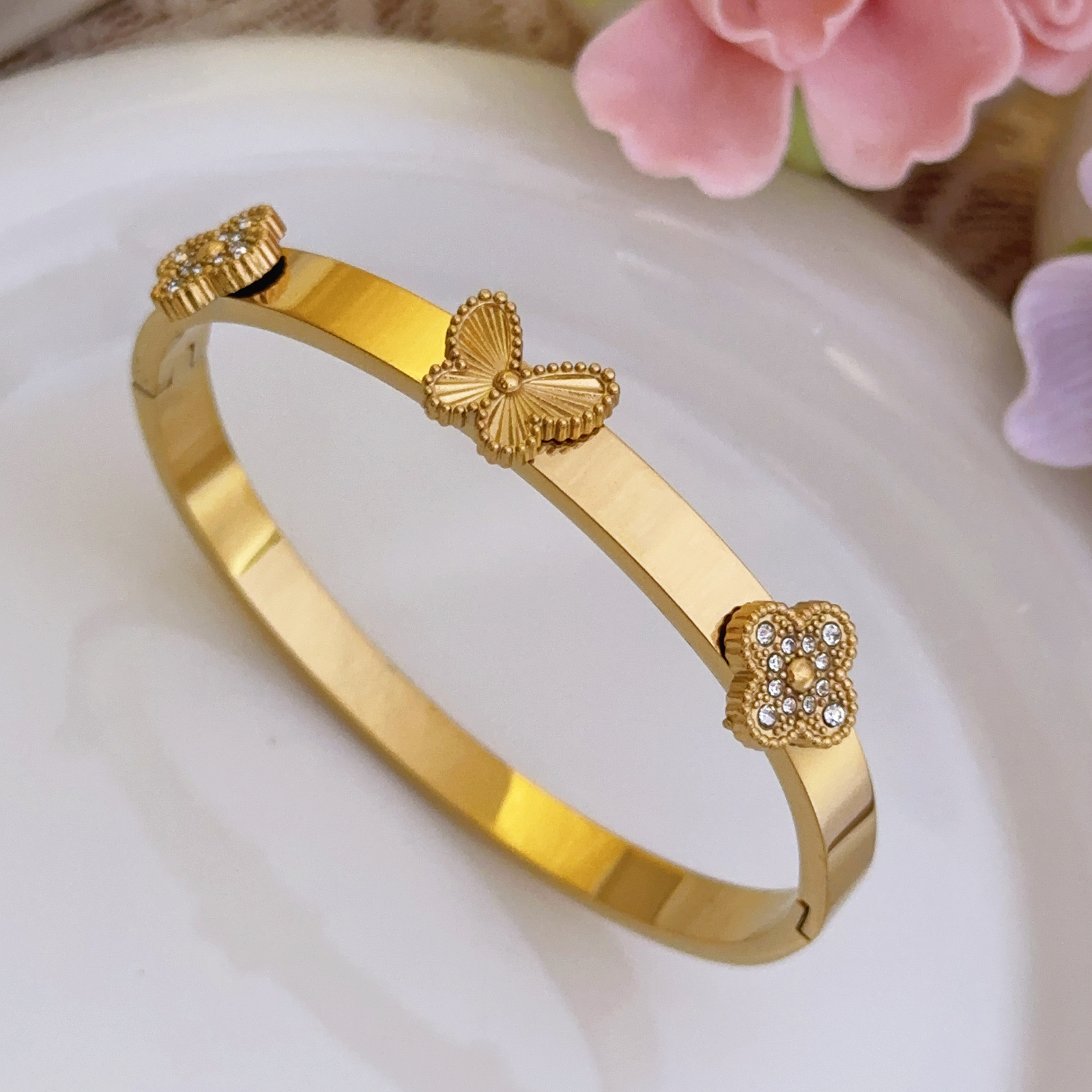 Nuevos diamantes transfronterizos de cuatro hojas de titanio pulsera de acero de diseño ligero de nicho de cuatro hojas joyerías de acero inoxidable