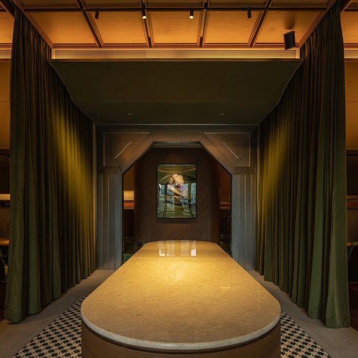 化妆品异形科技展示台商业展厅展台鞋包展示柜多层发光中岛台烤漆