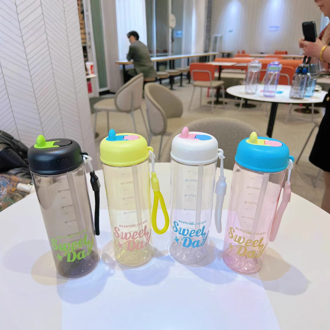 Yitong nuevo simple taza de plástico de estudiantes de paja deportiva taza de agua de estudiantes 670ml taza deportiva para niños al por mayor