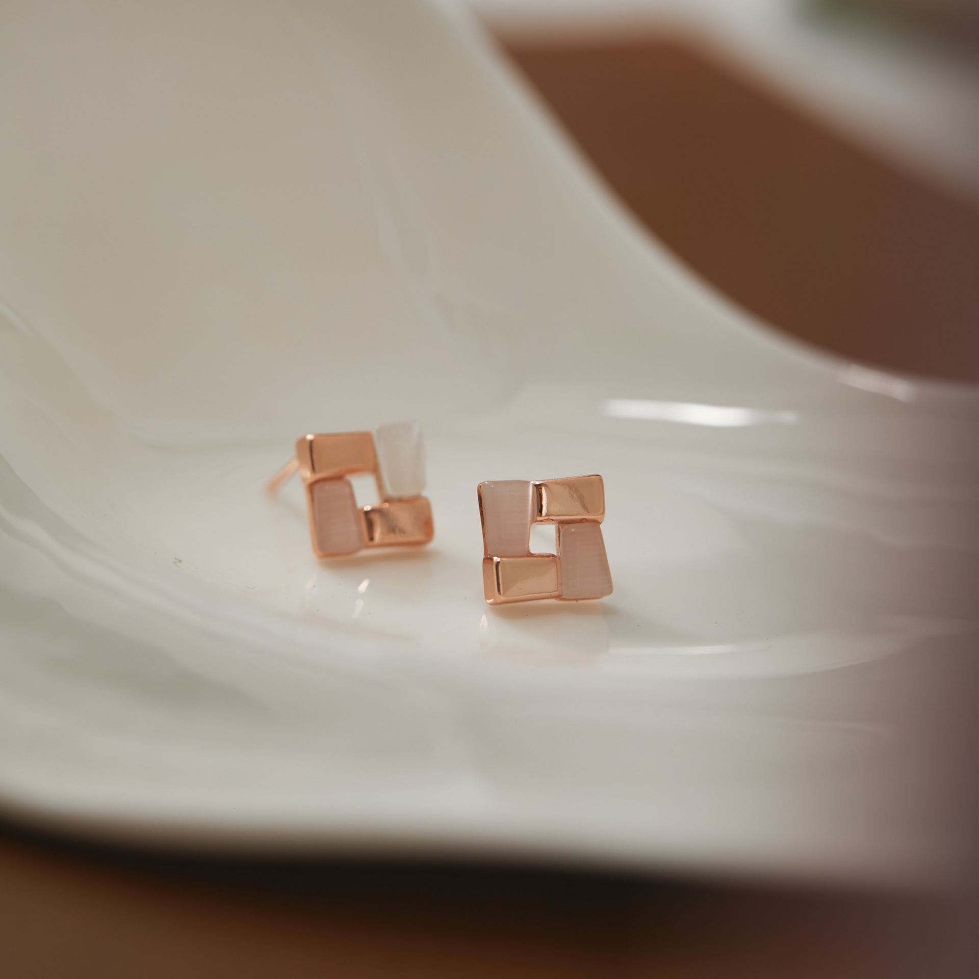 【Flowing Pink Light】Gentle and Subtle Rose Gold Cat Eye Diamond-Shaped Earrings, Studs, Ear Accessories, Silicone Ear Clips for Women
