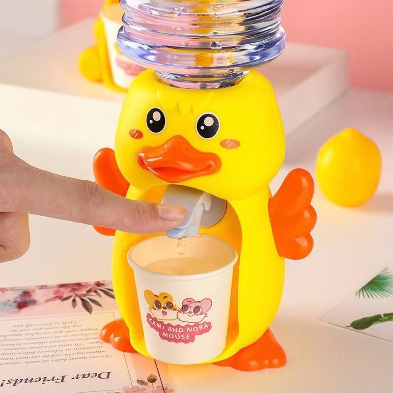 Divertido y lindo juego de dispensador de agua para niños con forma de pato, mini patito realista y divertido juguete para bebés.