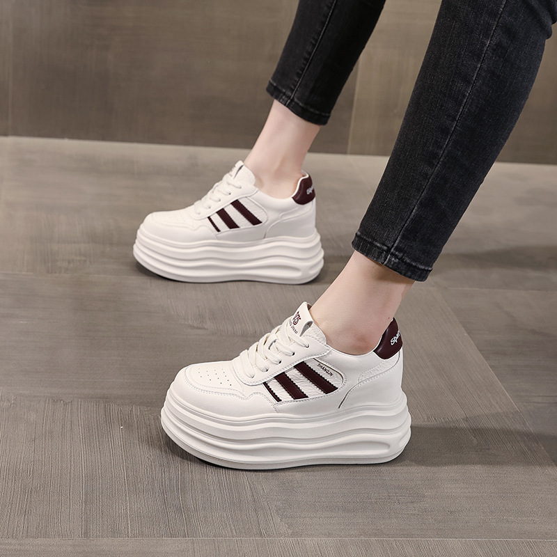 Giày sneaker nữ đế dày tăng chiều cao phong cách thời trang dễ phối đồ — Màu đỏ be