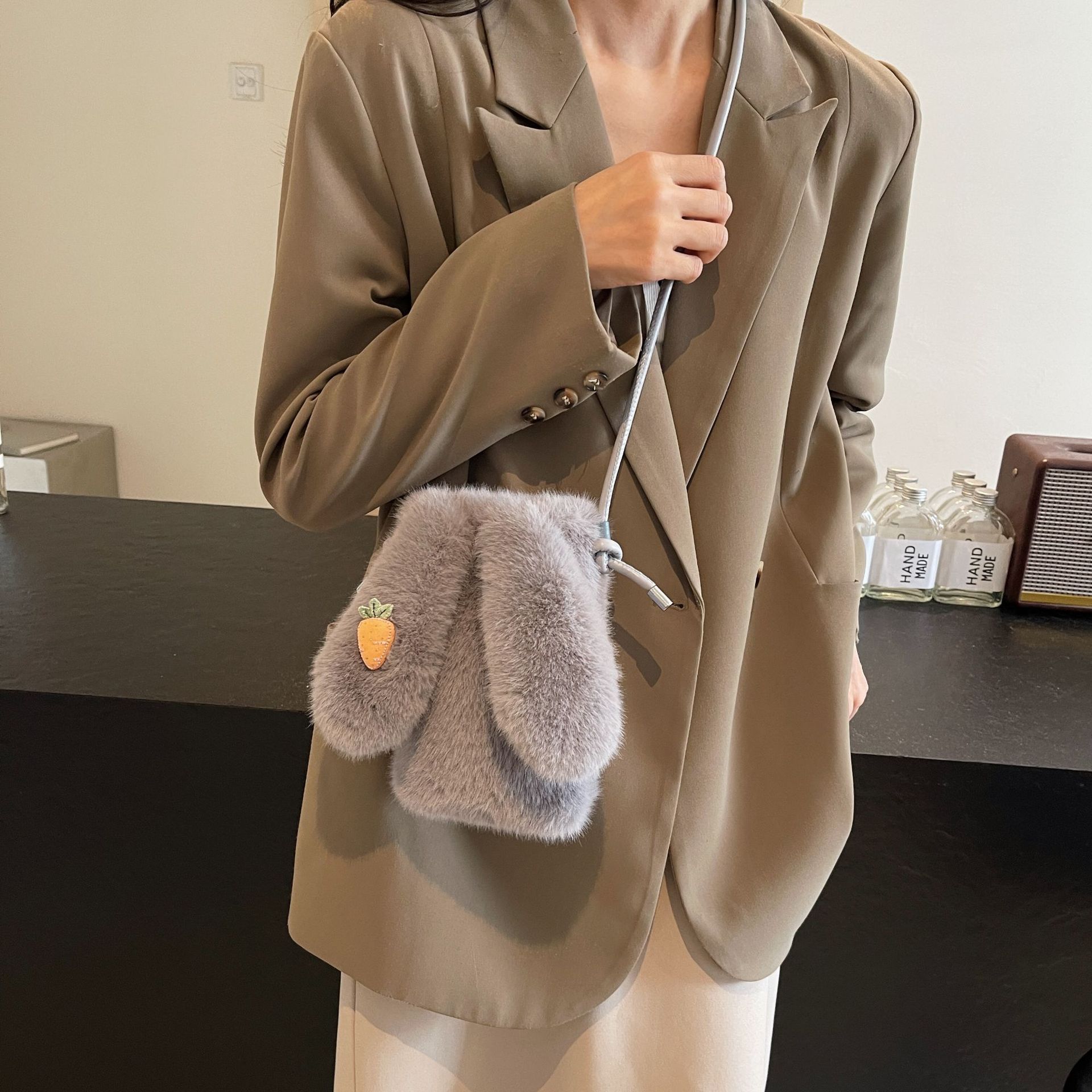 El bolso de teléfono móvil de nicho popular transfronterizo 2025 imita la moda del visón, con un bolso de pelo de oreja de conejo en un hombro.