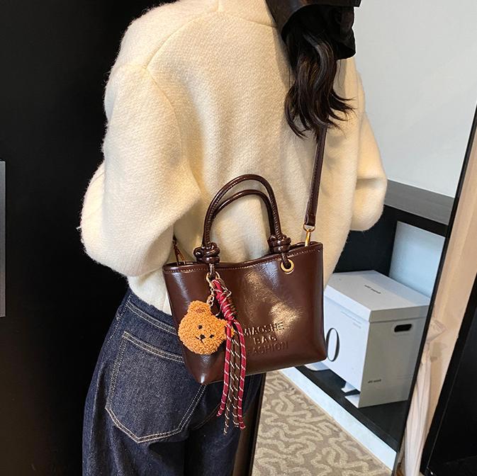 Bolsos de balde casuales retro de mano para mujeres otoño y invierno 2024 nueva moda moda bolso de hombro de alta calidad bolso de nicho de mujer