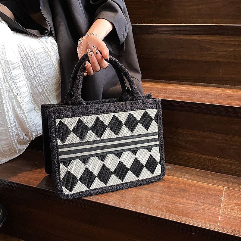 Blanco y Negro tablero de gran capacidad bolso de mano portátil 2023 nueva moda simple trabajo bolso de hombro