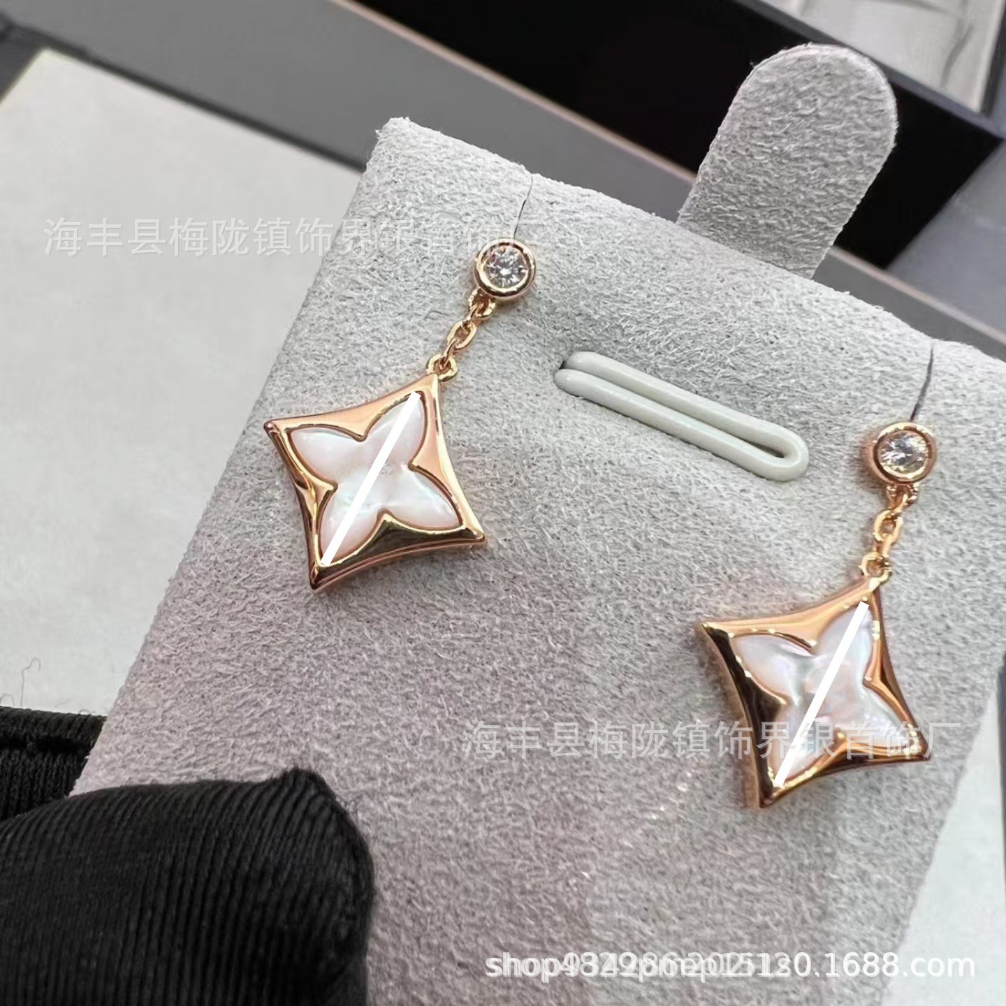 ロバの家四葉草四花五花ブレスレット女性用18Kローズゴールドメッキ軽奢菱形丸型白貝母ネックレスins