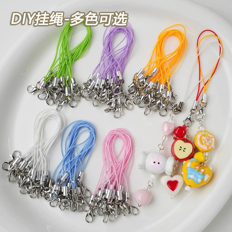 Материалы для самостоятельного изготовления аксессуаров: застежка-карабин, мобильный телефонный шнурок, ручная пряжка, ремешок для подвески, игрушка, кукла, шнурок для подвешивания, цепочка.
