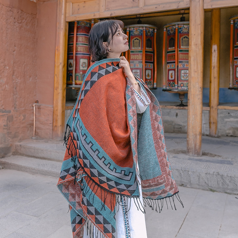 El estilo nacional tibetano Yunnan turístico vestido con una capa de moda universal gruesa bufandas cálidas a prueba de viento