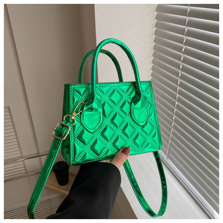 Piccola borsa a tracolla quadrata in vernice effetto goffrato_voghion.com