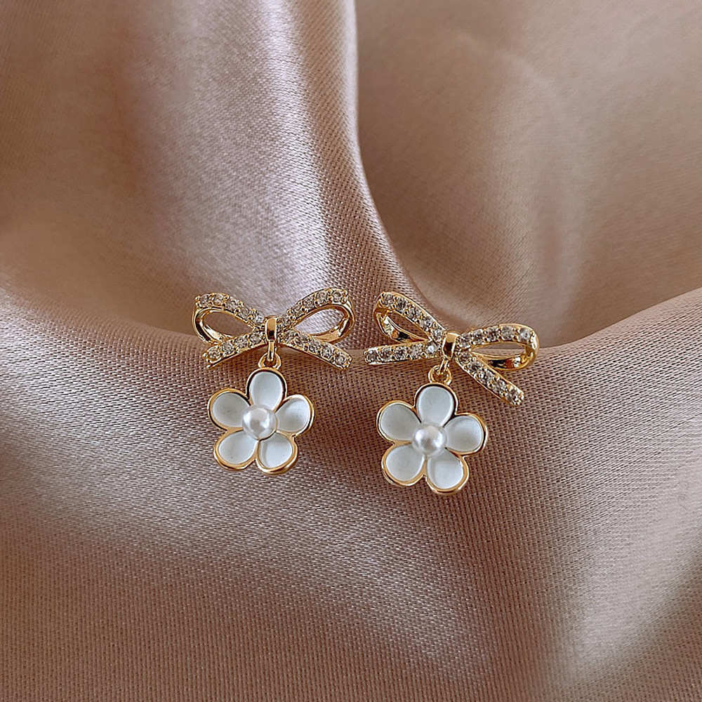 Pendientes de flores con lazo de diamantes de aguja de plata Pendientes de perlas de temperamento elegante y dulce de moda Pendientes de diseño de nicho