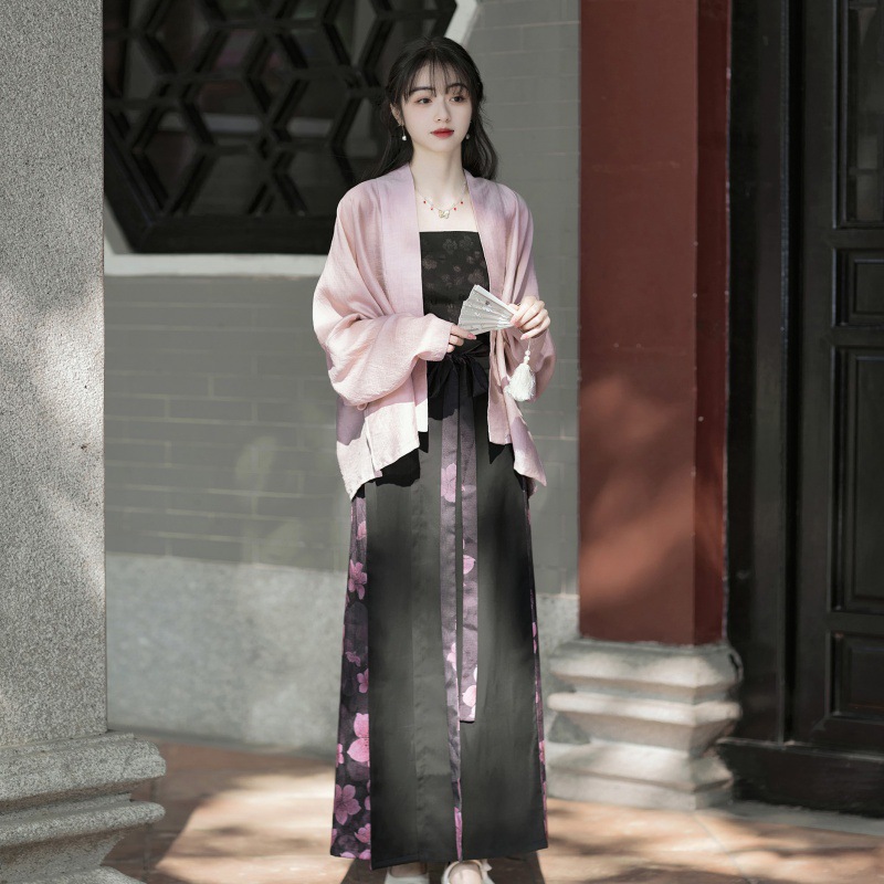Real photos of a Song Dynasty-style straight-collar, front-opening, airplane-sleeve sun-protective, versatile top with gradient print and a three-pleated skirt, a casual Hanfu set.