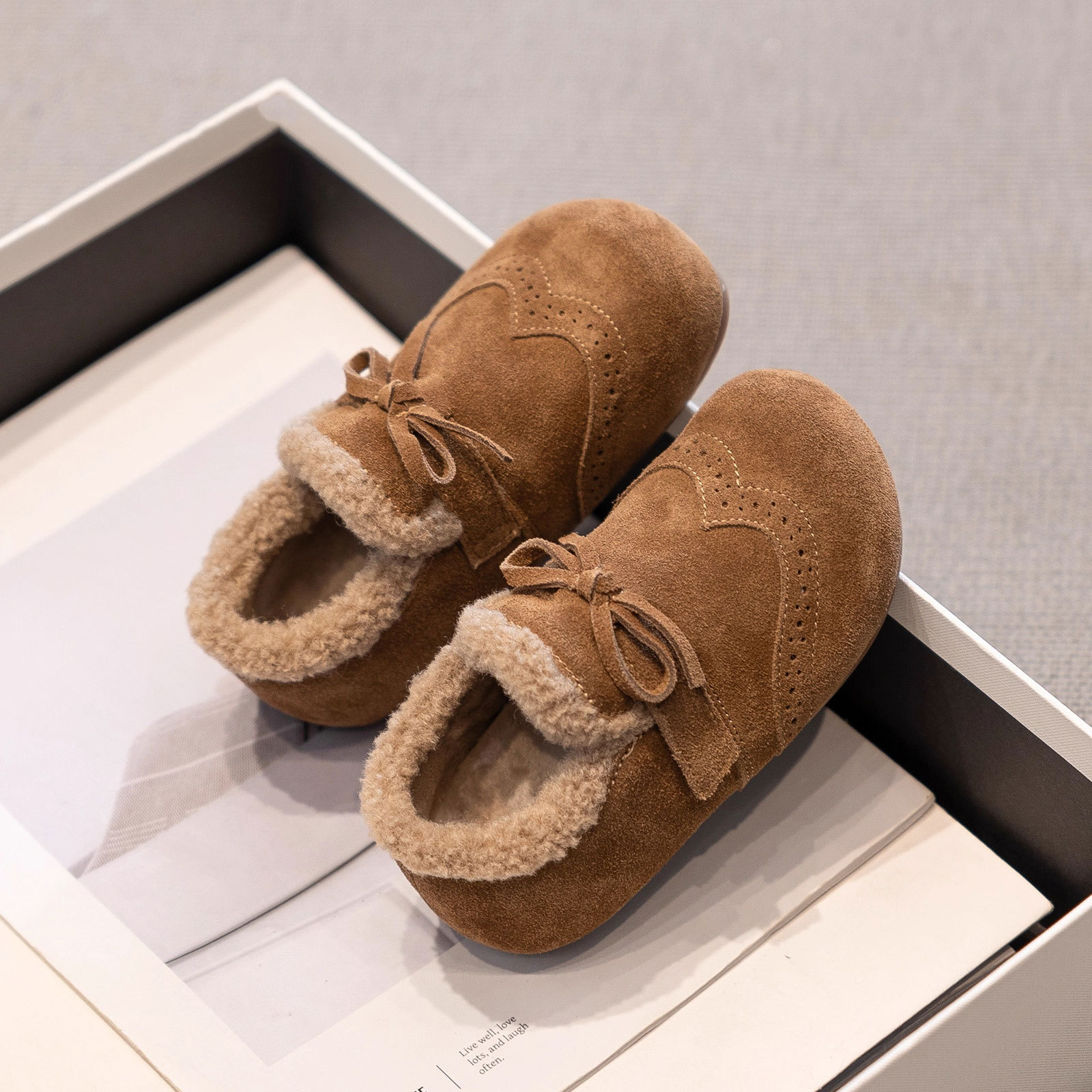Zapatos de algodón de invierno para niñas 2025 nuevos zapatos de lana extranjera para niñas zapatos de invierno cálidos con suela suave