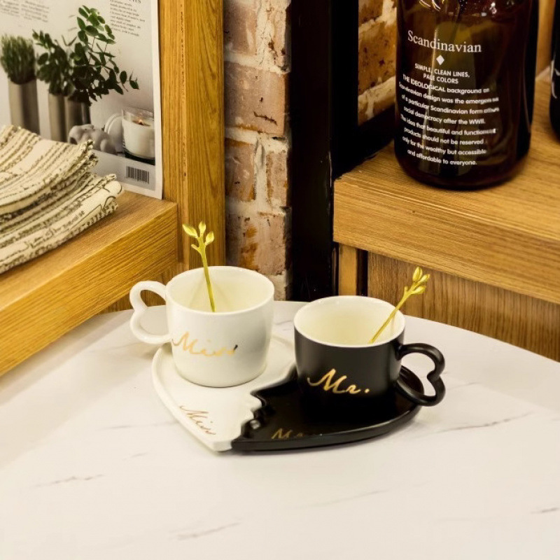 Tazas de café transfronterizas populares para parejas, platos de regalo de restaurante casero, tazas de cerámica de lujo, platos en forma de corazón en blanco y negro