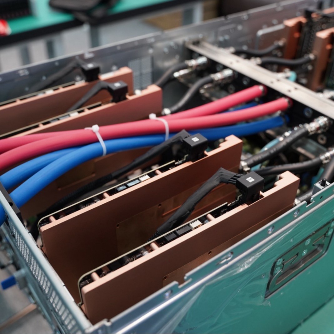 双路 8 卡 5090 液冷GPU服务器PCI-E 4.0接口配备液冷散热系统