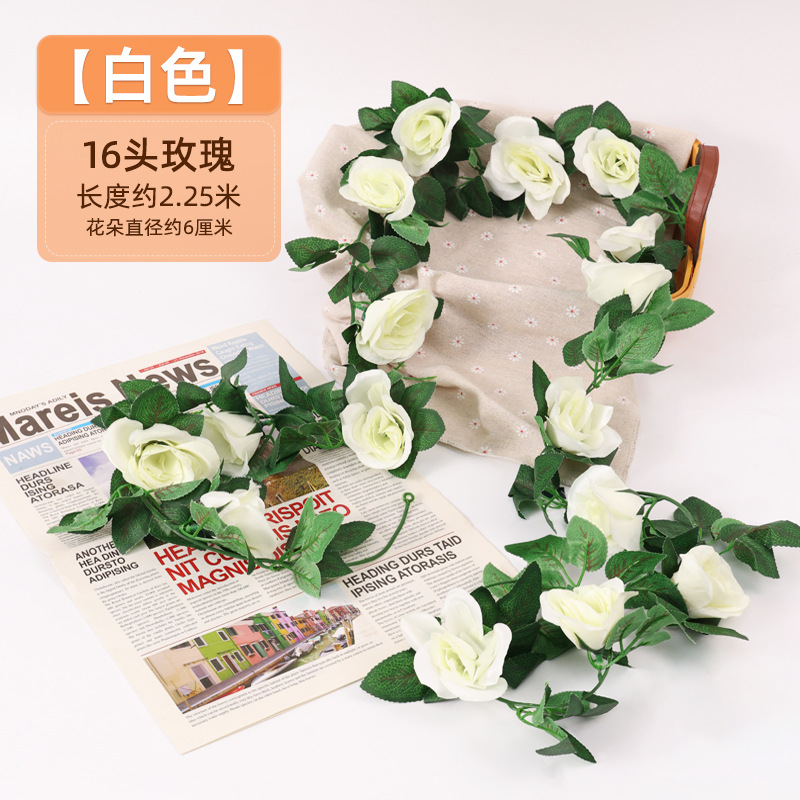 Simulación de flores falsas rosas de caña colgando la pared tubería de drenaje envuelta hoja verde que cubre la parte superior de la decoración de boda de plástico