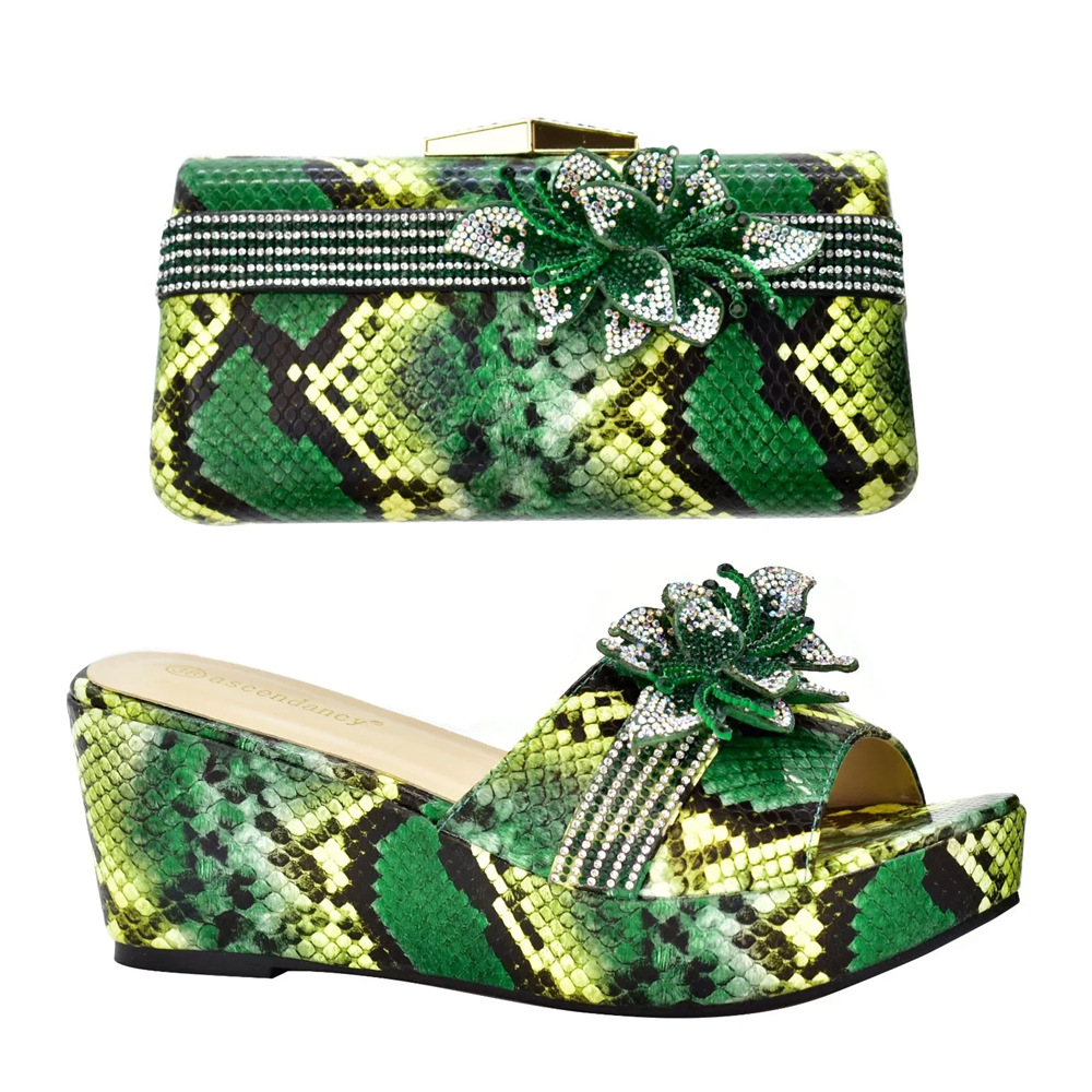 Snakeskin wedge sandals with round toe and three-dimensional applique embellish clutch shoe bag_vogvips.com