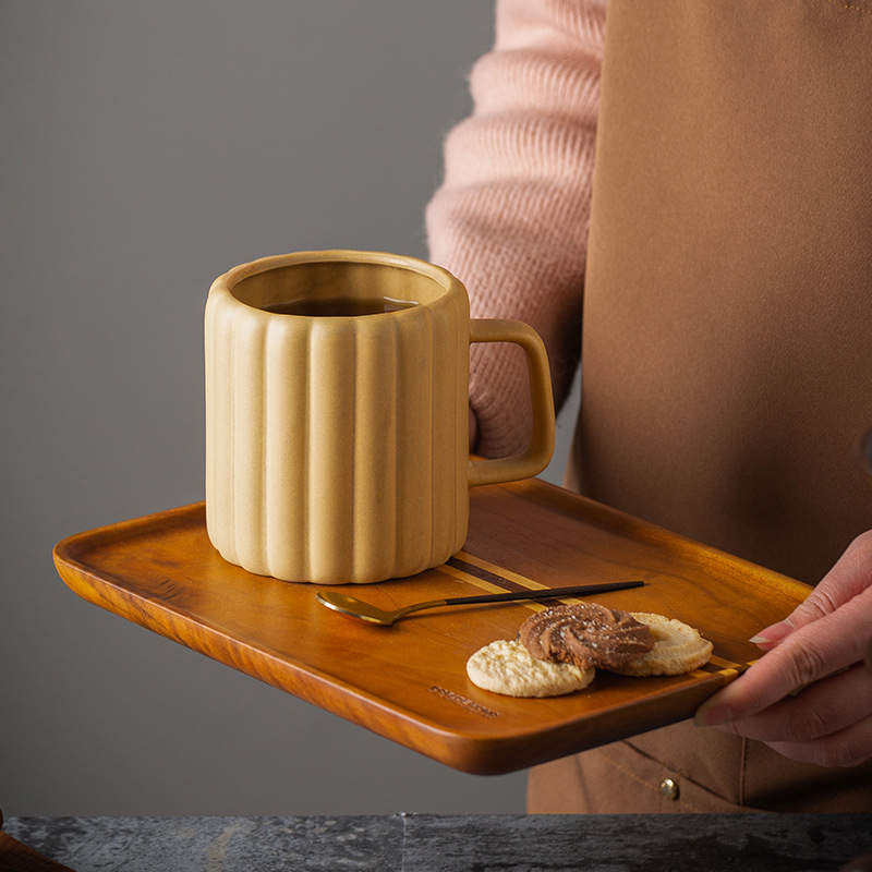 Taza de cerámica Dehua resistente a altas temperaturas, taza de cerveza de gran capacidad, taza de bebida de diseño de alto valor para oficina en el hogar