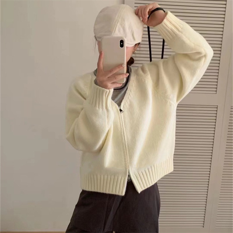 Short sweater with zipper