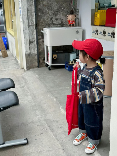 Separate the children's suspender pants for boys and girls, spring and autumn Korean style loose denim overalls with suspenders + brown striped T-shirt