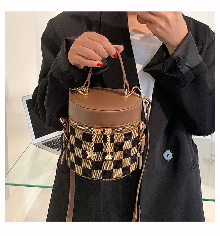 Autumn And Winter Niche Checkerboard Single Shoulder Messenger Bag Fashion All-match Portable Bucket Bag display picture 9