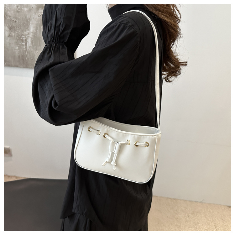 The new autumn/winter 2024 collection of women's bags features a retro and simple Korean-style underarm bag. This year, hand-held bags are in vogue, exuding a sense of sophistication undefined