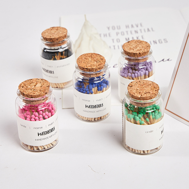 Velas de aromaterapia, botellas de vidrio con bayoneta, fósforos, cerillas de tallo de madera anticuadas, encendedor de cigarrillos, decoración fotográfica de viento