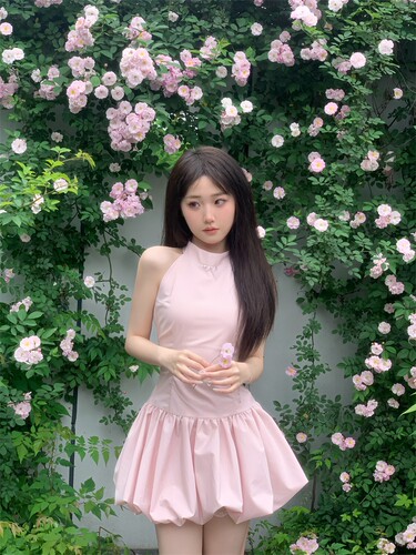 French sweet pink sleeveless V-neck dress for women, summer design, waist-cinching, flattering, fluffy short skirt for petite figures