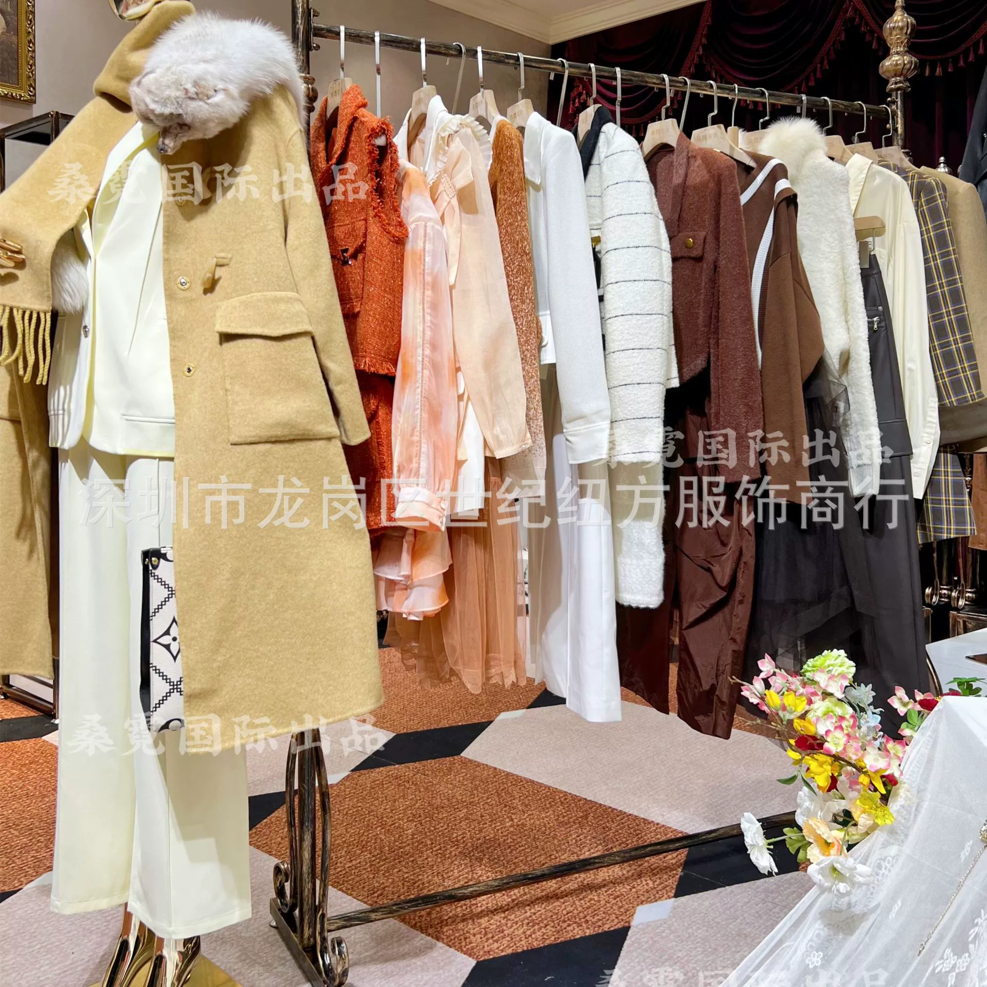 Yimiao Clearance Женский осенне-зимний костюм Брендовый излишек Оптовая продажа Прямая трансляция Высококачественная поставка из первых рук поштучно.