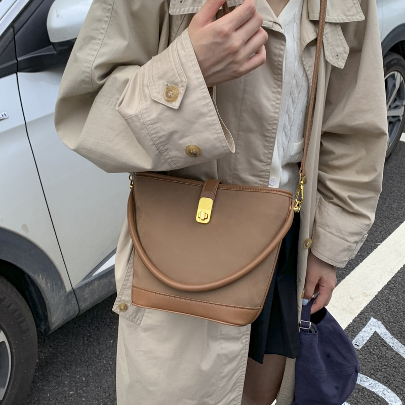 Bolsa de mano de peluche vintage de seda para mujeres 2025, nuevo otoño y invierno bolso de cubo casual coreano, mochila de hombro de moda