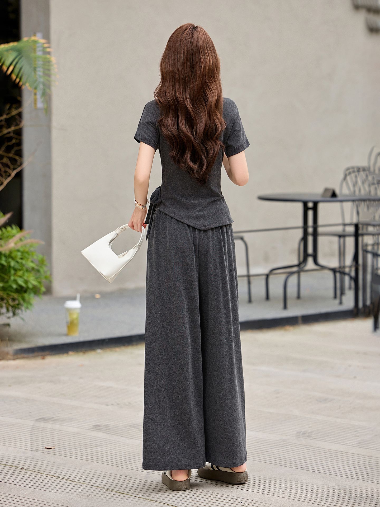 Bộ quần áo nữ thiết kế dây rút, áo phông phối quần ống rộng, form rộng thoải mái — Màu ảnh